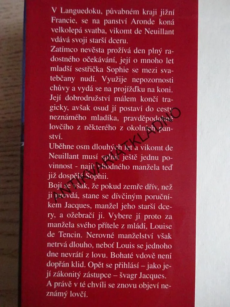 RUBÍNOVÁ RŮŽE, CAROLYNE SWANN, **an