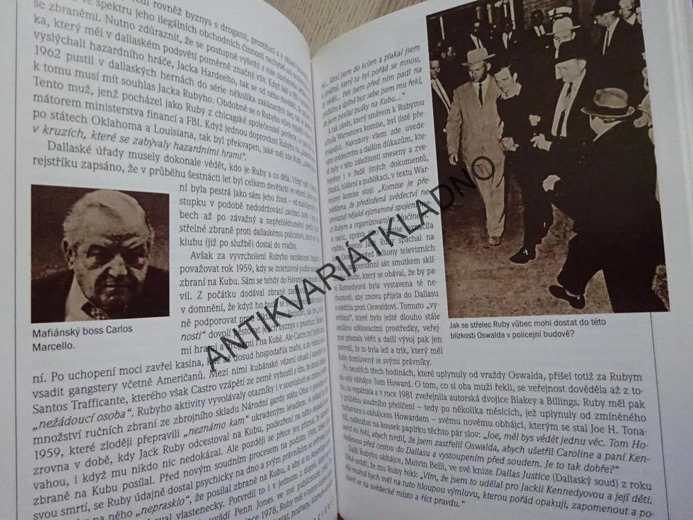 NA MUŠCE PREZIDENT, IAN R. BROOCH, **an
