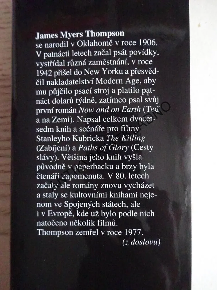 VRAH VE TMĚ, JIM THOMPSON, **an