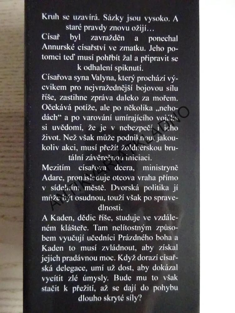 CÍSAŘOVY ČEPELE, BRIAN STAVELEY, **an