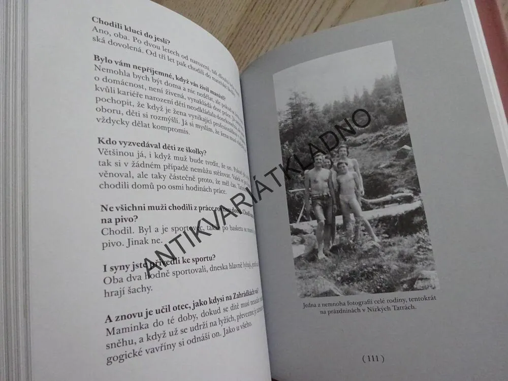 LIVIA KLAUSOVÁ, SMUTKEM NEOBTĚŽUJU, ROZHOVOR MARCELY PECHÁČKOVÉ, **an