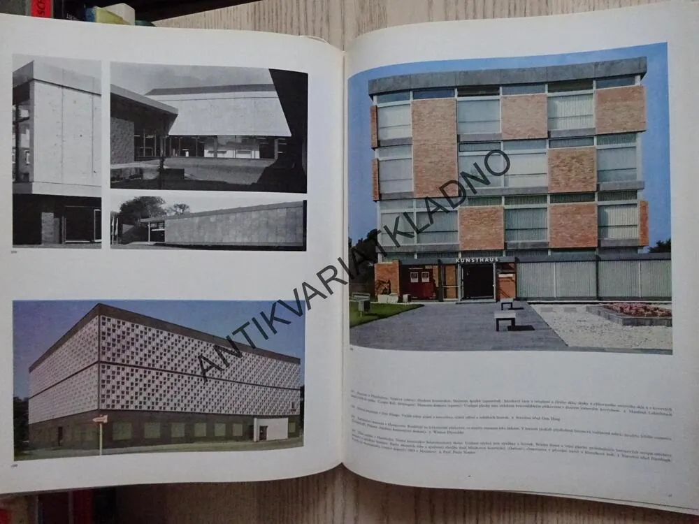 BAREVNOST V ARCHITEKTUŘE, **an