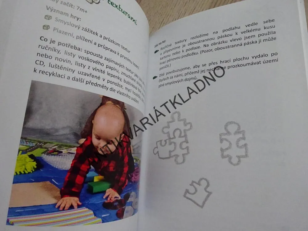 MÁMOU HRAVĚ, **an