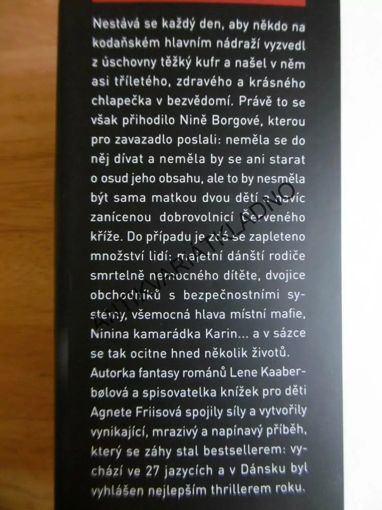 CHLAPEC V KUFRU, LENE KAABERBOLOVÁ, AGETE FRIISOVÁ, **an