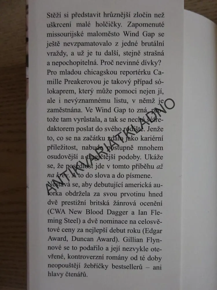 OSTRÉ PŘEDMĚTY, GILLIAN FLYNNOVÁ, FLYNN, **an
