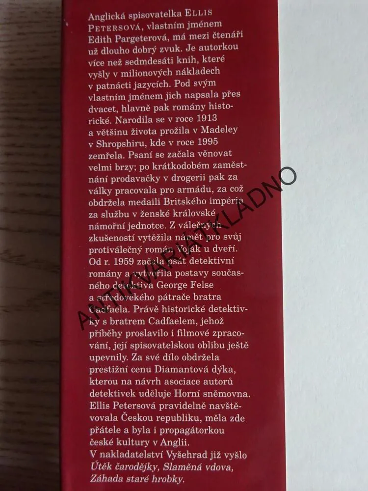 SMRT STAROŽITNÍKA, ELLIS PETERSOVÁ, **an