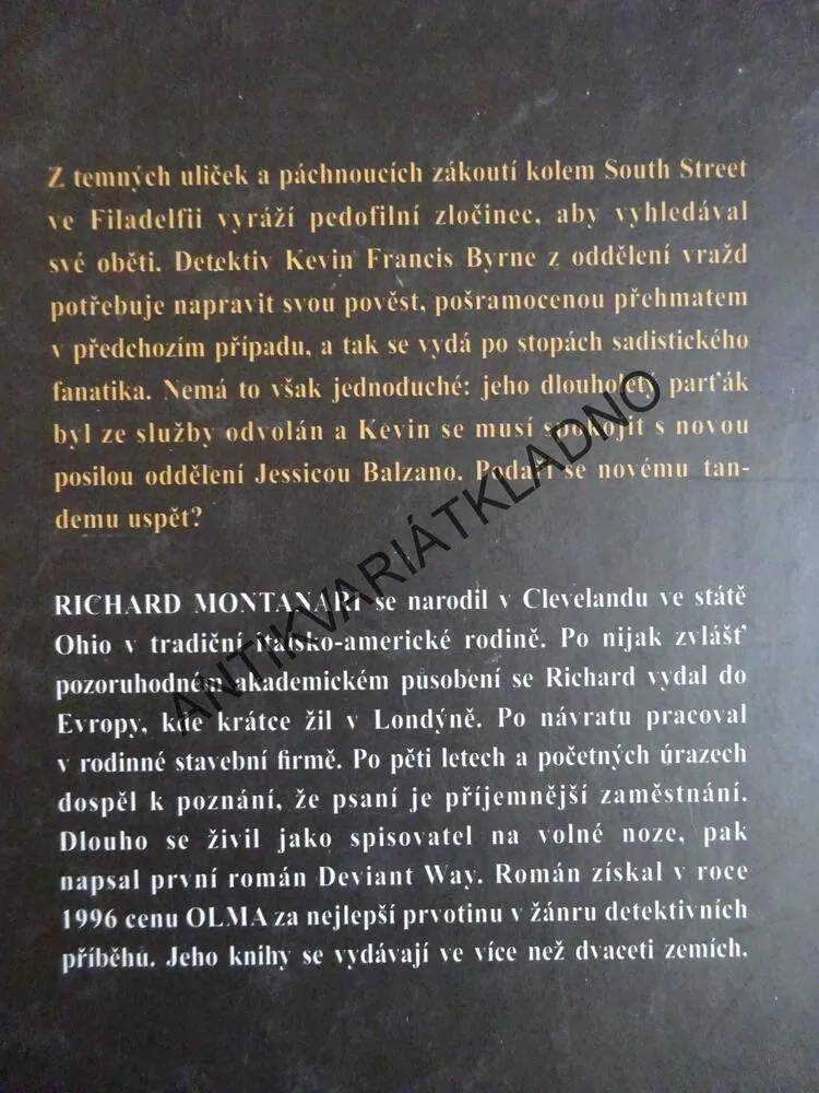 VRAH S RŮŽENCEM, RICHARD MONTANARI, **an
