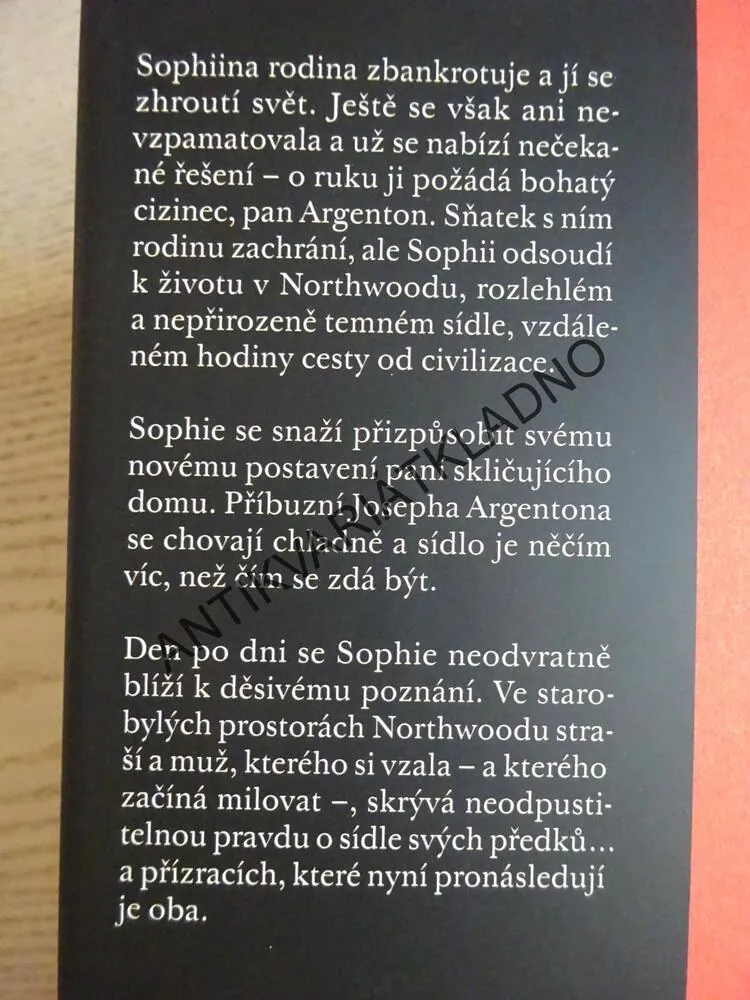 DŮM TAJEMNÝCH STÍNŮ, DARCY COATES, **an