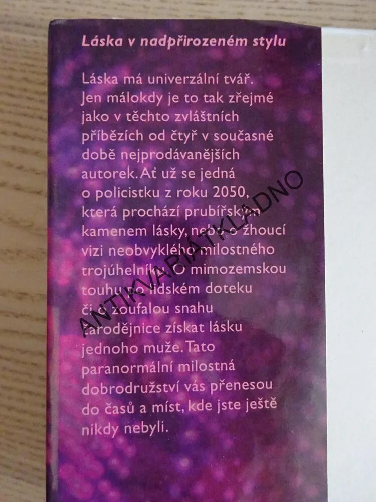 KOUZLA MILUJÍ ŽÁR MÉHO TĚLA, NORA ROBERTS JAKO J. D. ROBB A DALŠÍ, **an