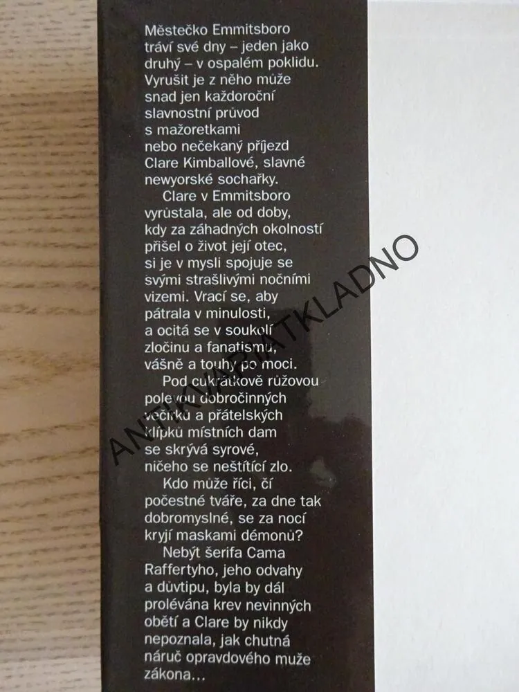 BOŽSKÉ ZLO, NORA ROBERTS, **an