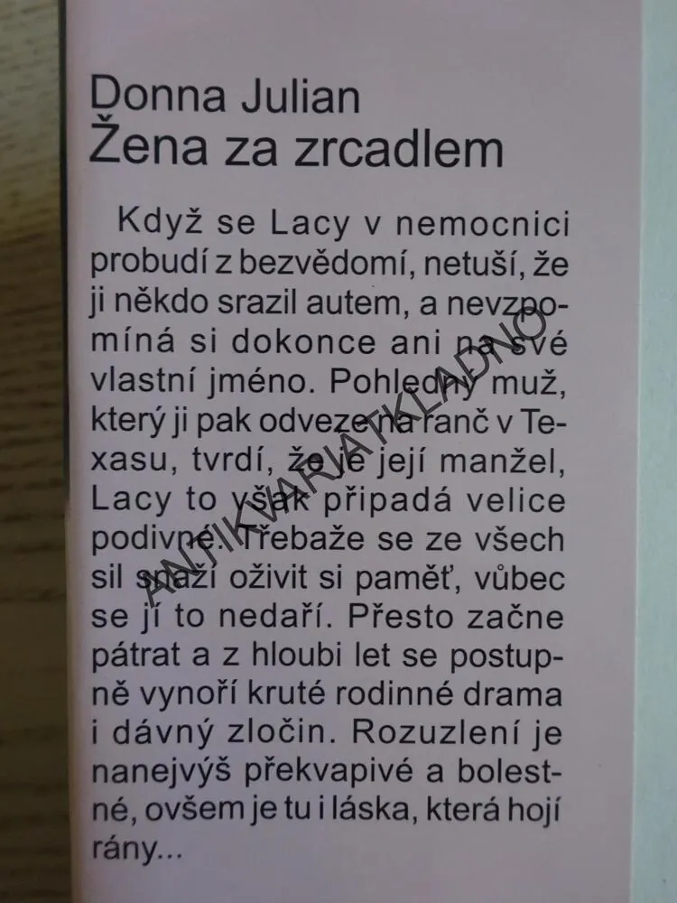 ŽENA ZA ZRCADLEM, DONNA JULIAN, **an