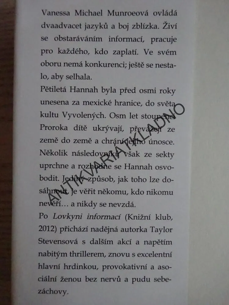 NEVIŇÁTKO, TAYLOR STEVENSOVÁ, **an
