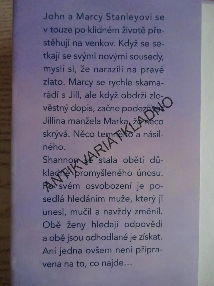 HNED VEDLE, LEAH MONTGOMERYOVÁ, **an