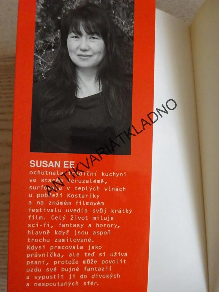 PÁD ANDĚLŮ, SUSAN EE, **an