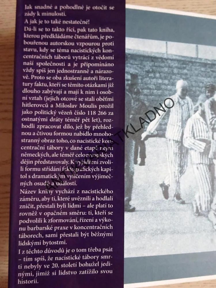 ZAPOMEŇTE, ŽE JSTE BYLI LIDMI, MILOSLAV MOULIS, ROMAN CÍLEK, **an