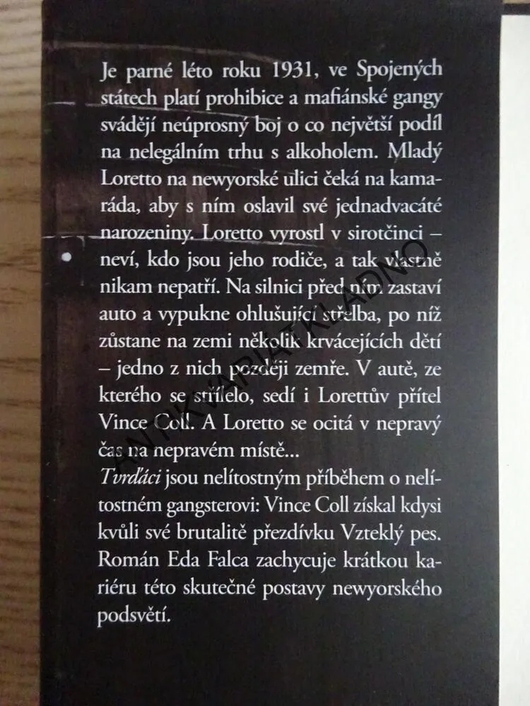 TVRĎÁCI, ED FALCO, **an