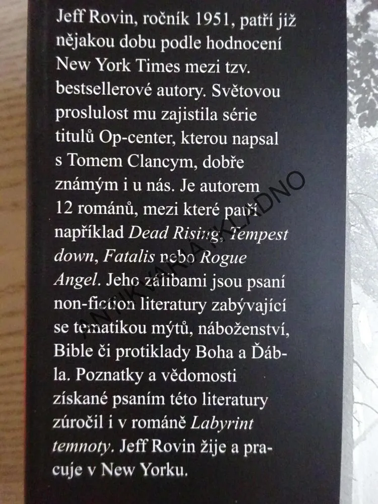 LABYRINT TEMNOTY, JEFF ROVIN, **an