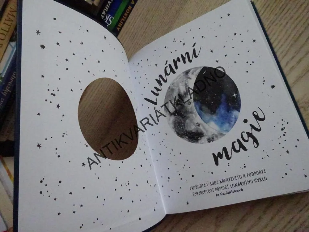 LUNÁRNÍ MAGIE, JO CAULDRICKOVÁ, **an