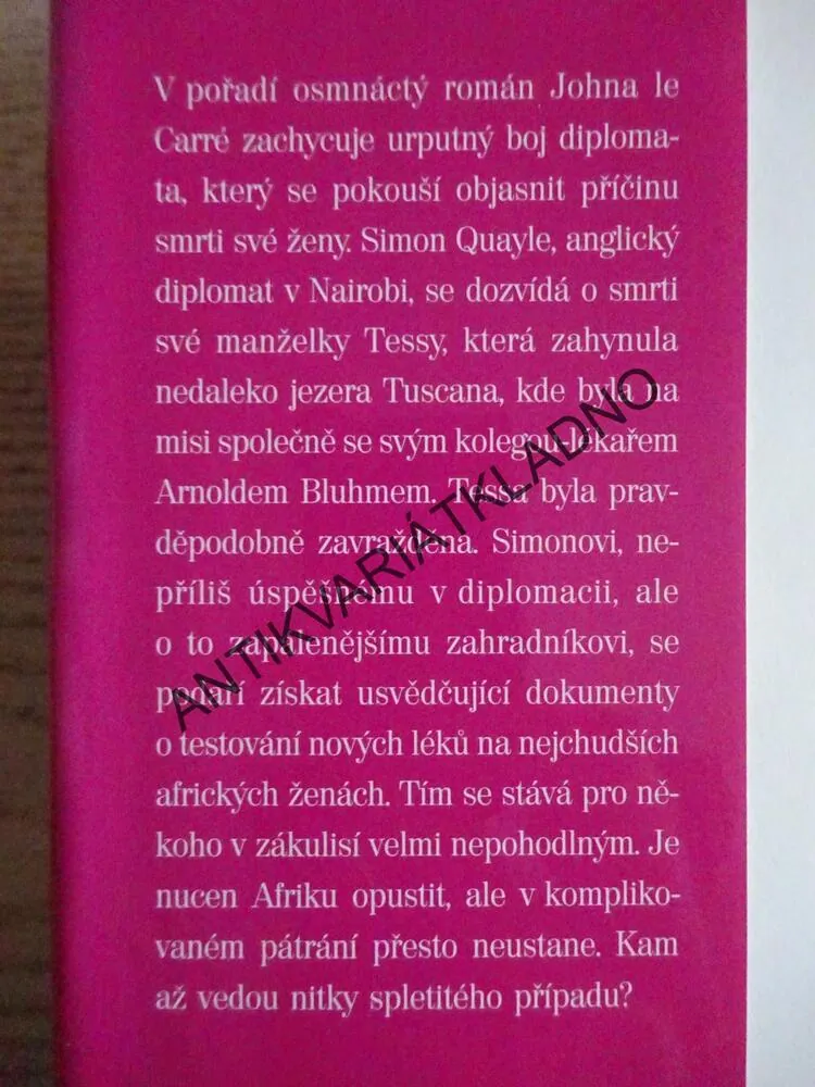 NEPOHODLNÝ, JOHN LE CARRÉ, **an