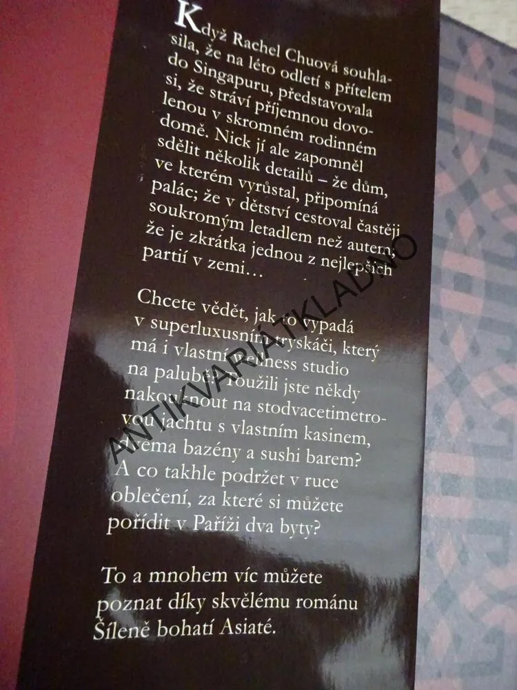 ŠÍLENĚ BOHATÍ ASIATI, KEVIN KWAN, **an