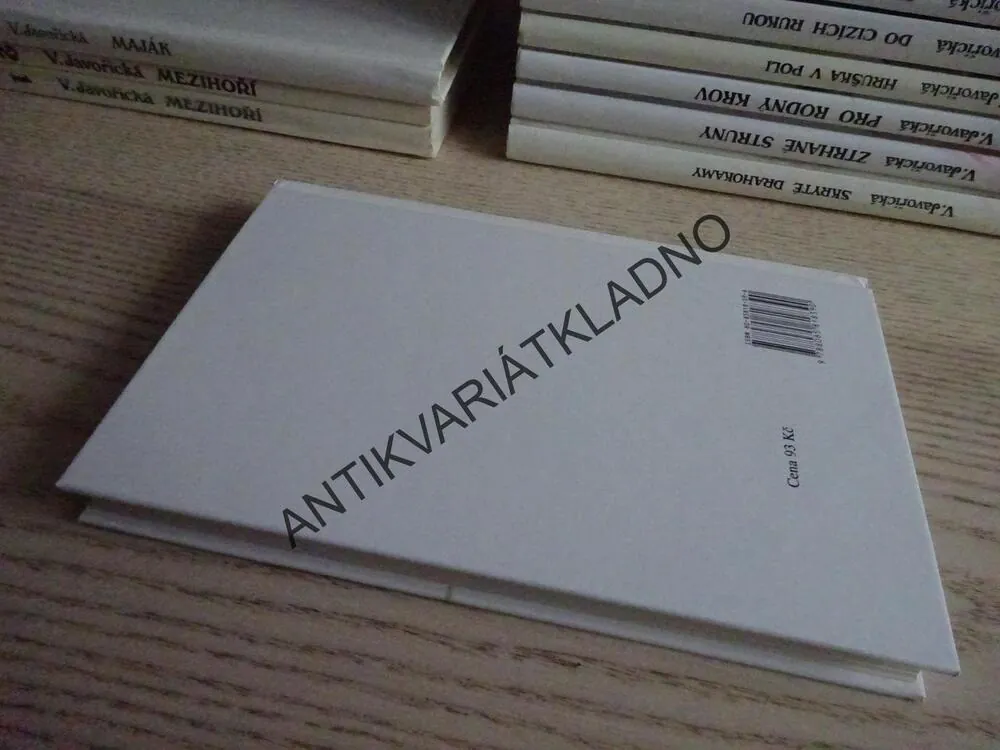 BLÝSKÁNÍ Z DALEKA, VLASTA JAVOŘICKÁ, **an