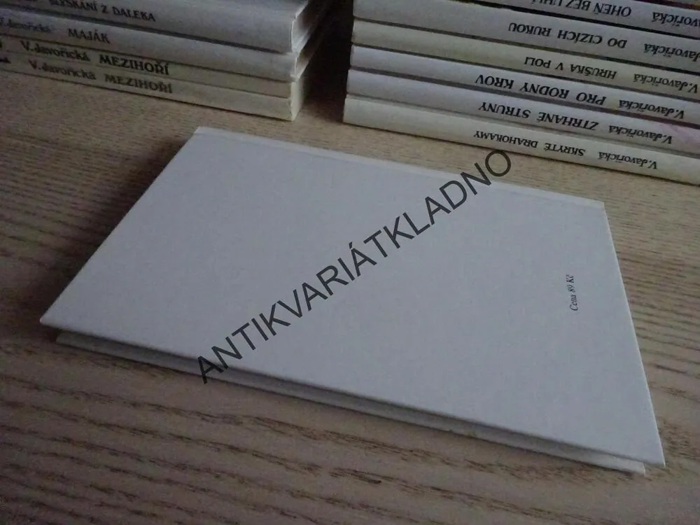 V ZÁMKU A V CHATRČI, VLASTA JAVOŘICKÁ, **an