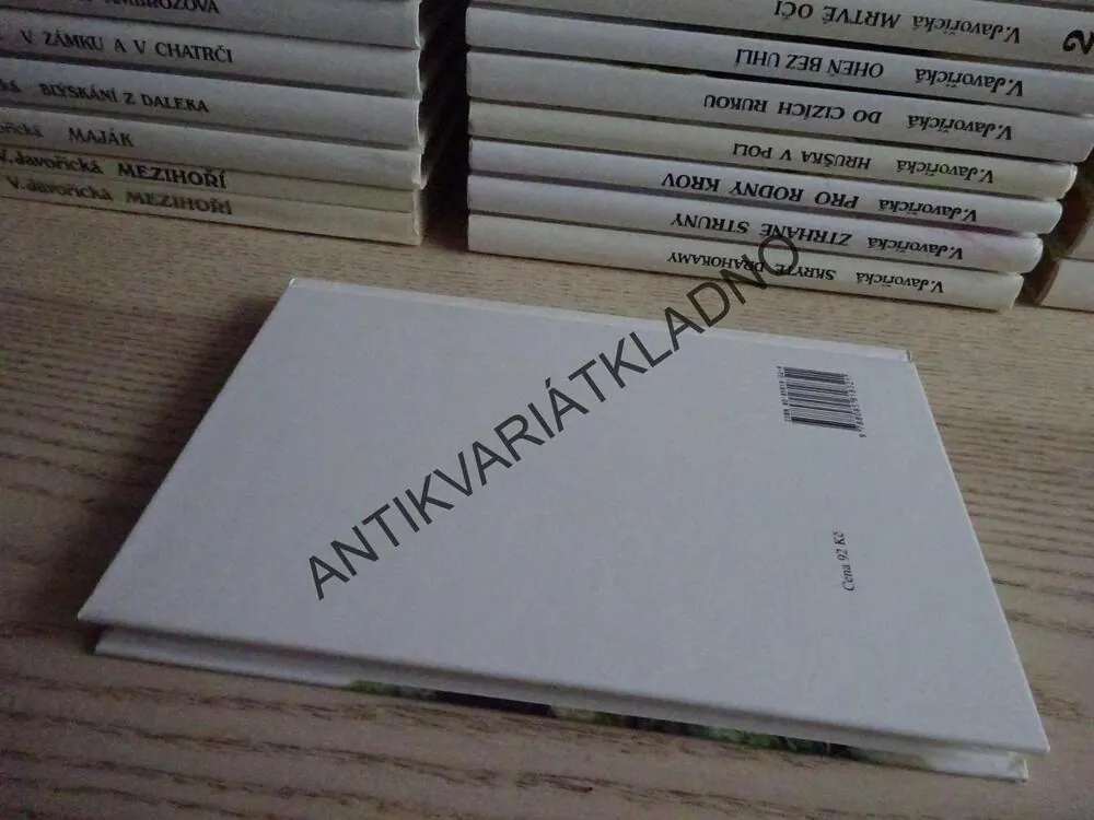 MRAKY NAD ZEMÍ, VLASTA JAVOŘICKÁ, **an