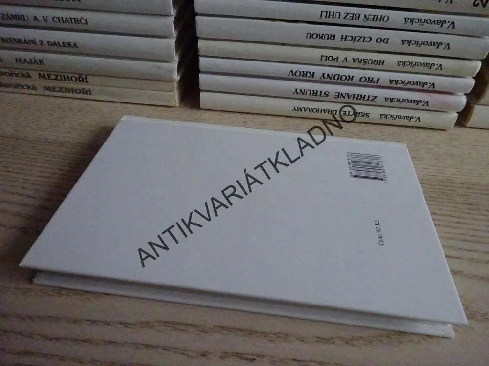 TŘTINA VE VICHŘICI, VLASTA JAVOŘICKÁ, **an
