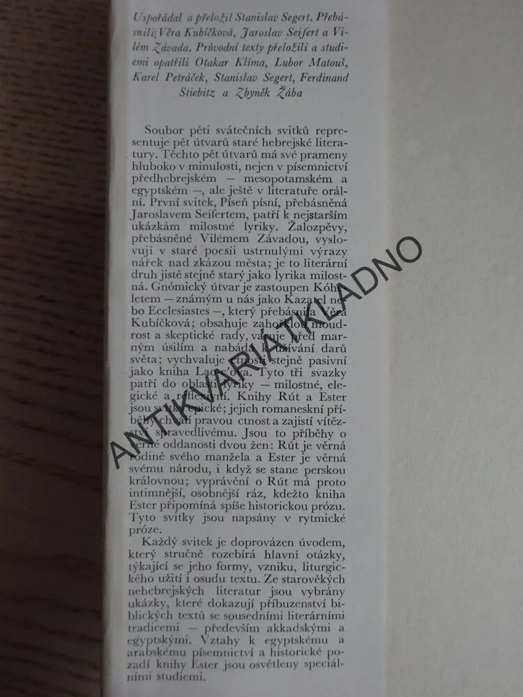 PĚT SVÁTEČNÍCH SVITKŮ, **an