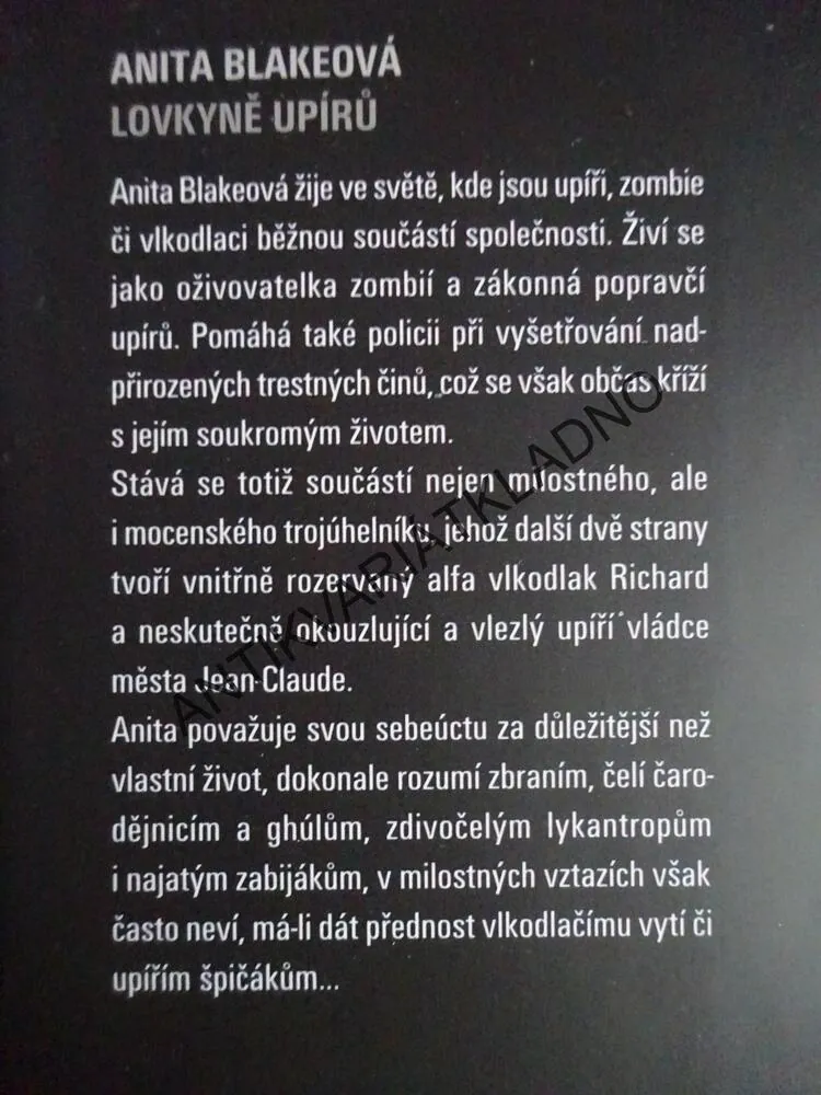 ROZESMÁTÁ MRTVOLA, ANITA BLAKE, LAURELL K. HAMILOTONOVÁ, **an
