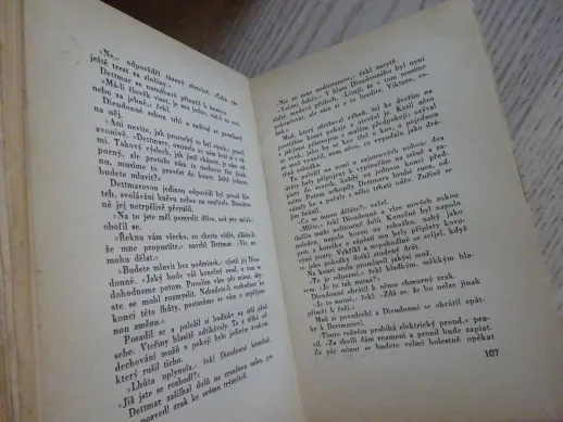 MUŽI V TEMNU, J. M. WALSH, **an