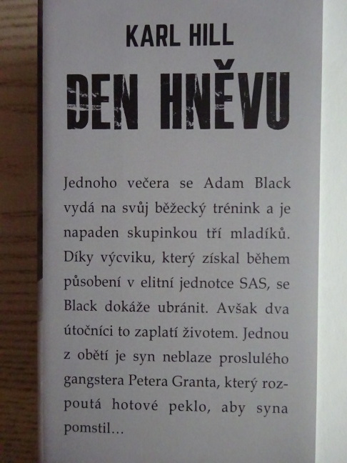 DEN HNĚVU, KARL HILL, **an