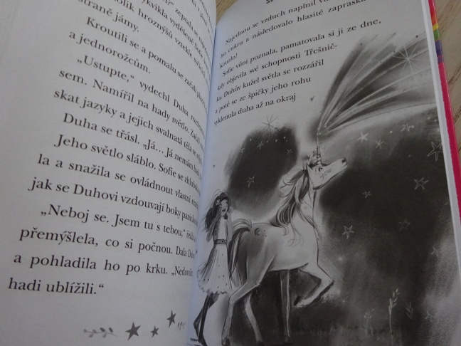 SOFIE A DUHA, AKADEMIE JEDNOROŽCŮ, JULIE SYKESOVÁ, **an