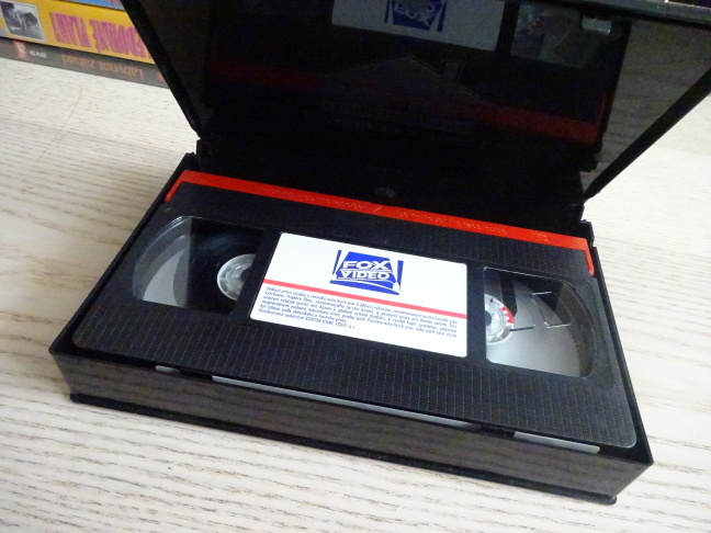 ŽHAVÉ VÝSTŘELY, CHARLIE SHEEN, VHS VIDEOKAZETA
