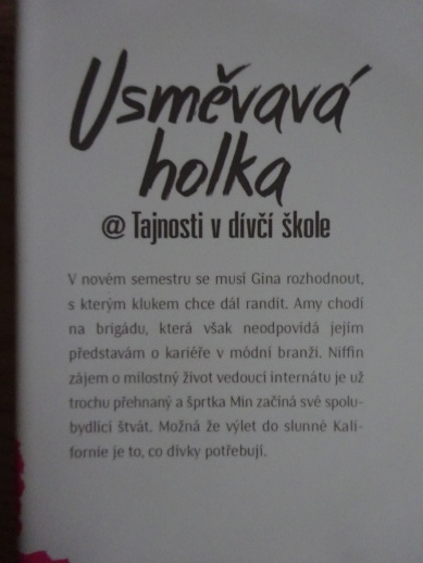 USMĚVAVÁ HOLKA, TAJNOSTI V DÍVČÍ ŠKOLE, CARMEN REID, **an