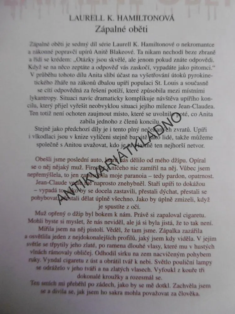ZÁPALNÉ OBĚTI, LAURELL K. HAMILOTONOVÁ, **an