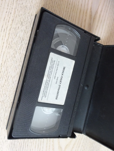 TRHALA FIALKY DYNAMITEM, VHS VIDEOKAZETA