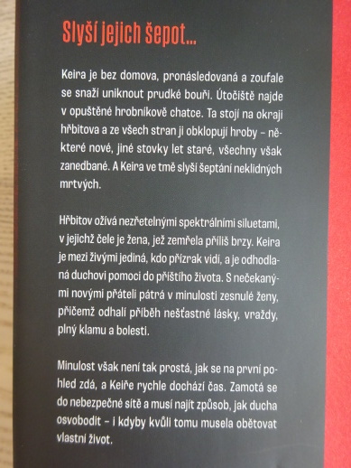 ŠEPTAJÍCÍ MRTVÍ, DARCY COATES, **an