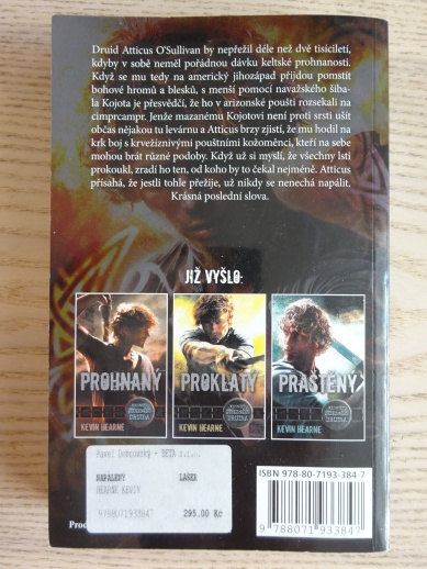 NAPÁLENÝ, KEVIN HEARNE, **an