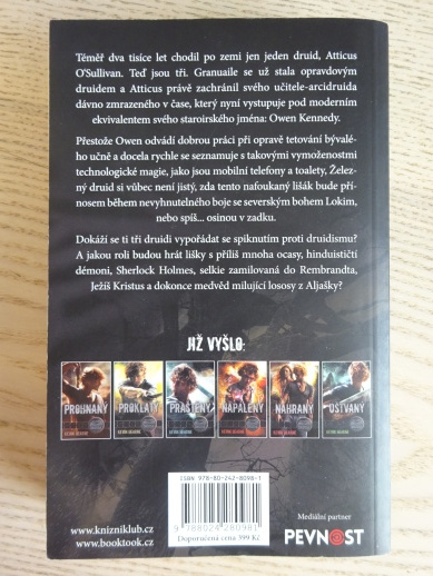 ZNIČENÝ, KEVIN HEARNE, **an