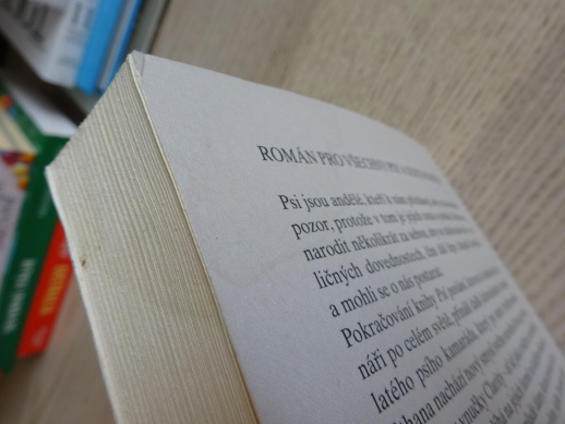 PSÍ CESTA, W. BRUCE CAMERON, **an