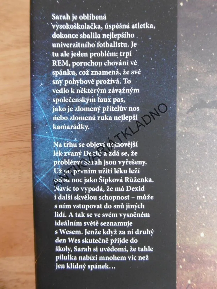 SPÁČ, JEJÍ SNY JSOU VAŠÍ NOČNÍ MŮROU, MACKENZIE CADENHEAD