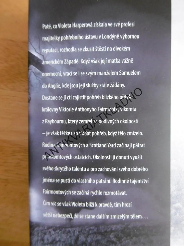 ULOUPENÉ TĚLO, CHRISTINE TRENT, **an