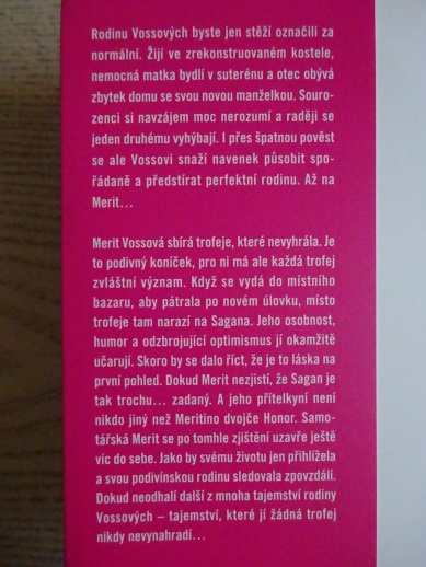 NA OBTÍŽ, COLLEEN HOOVEROVÁ, **an