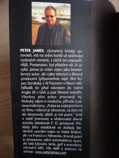 MUŽ V ČERNÉ KUKLE, PETER JAMES, **an