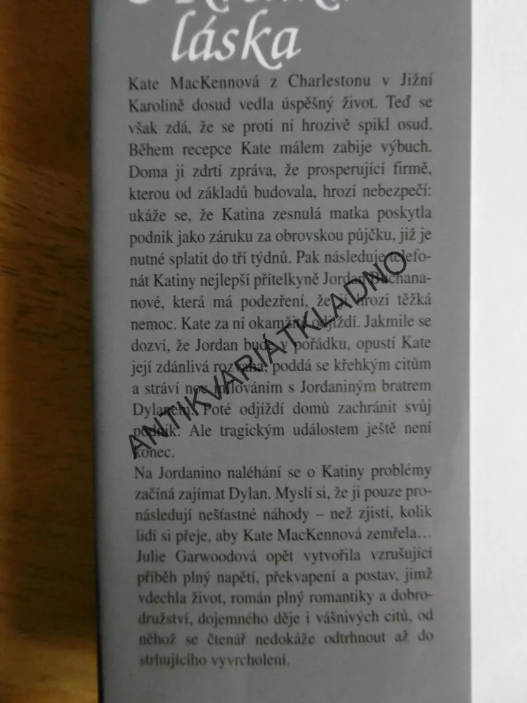 KŘEHKÁ KRÁSA, JULIE GARWOOD, GARWOODOVÁ, **an