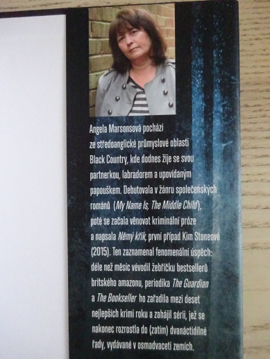 MRTVÉ VZPOMÍNKY, ANGELA MARSONSOVÁ, **an