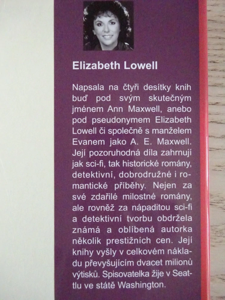 RŮŽOVÉ ÚDOLÍ, ELIZABETH LOWELLOVÁ, **an