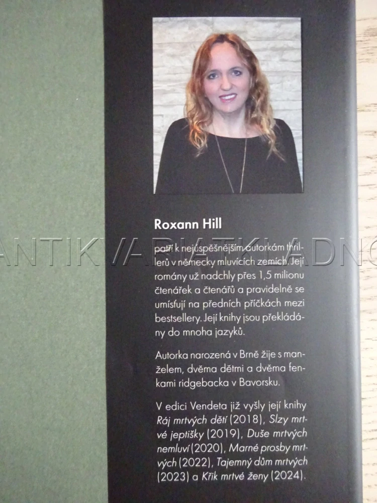 MRTVÝ MUŽ ŽIJE, ROXANN HILL, **an