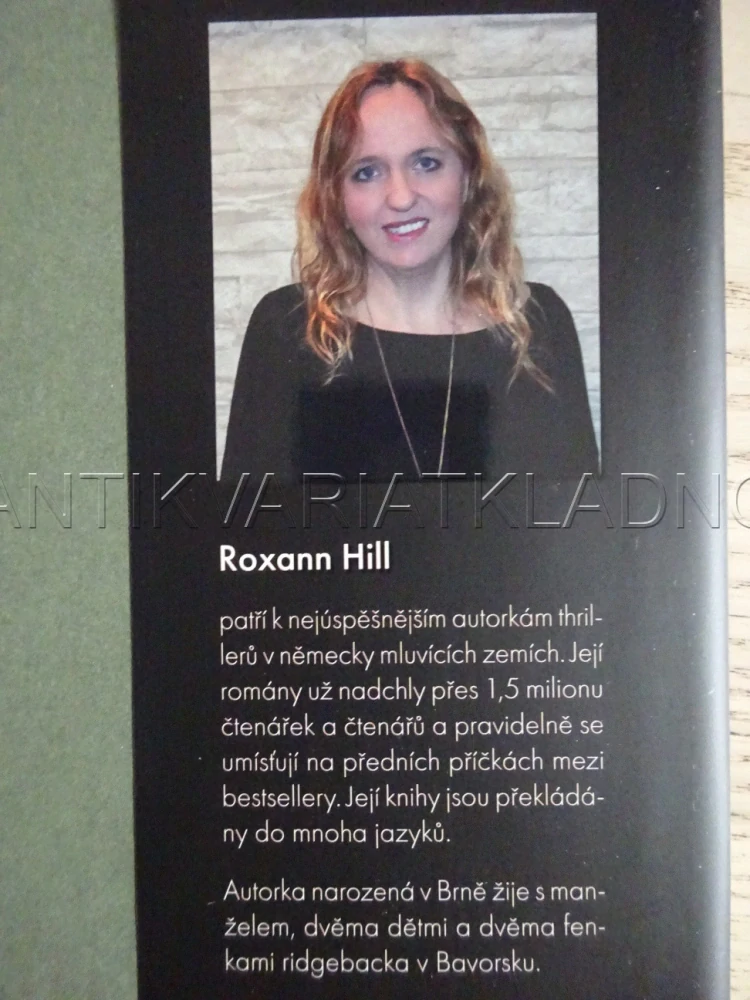 KŘIK MRTVÉ ŽENY, ROXANN HILL, **an